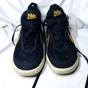 NIKE Team Hustle D 10 boy's Running Shoes Sneaker size 4.5Y